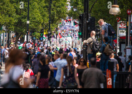 London, UK. 9. August 2014.  Zehntausende Palästinenser und ihre Unterstützer marschieren entlang der Londoner Oxford Street gegenüber der US-Botschaft und dem Hyde Park. Bildnachweis: Paul Davey/Alamy Live-Nachrichten Stockfoto