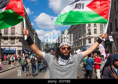 London, UK. 9. August 2014.  Ein Demonstrant, eines bis zu 150.000 erwartet Anfang März von außerhalb der BBC-Hauptsitz in Portland Place, dem Hyde Park über die US-Botschaft. Bildnachweis: Paul Davey/Alamy Live-Nachrichten Stockfoto