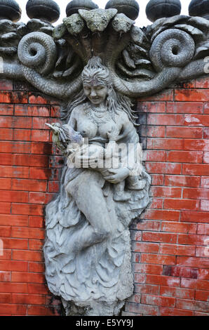 Bildhauerei und Schnitzerei Statue Engel Geschöpfe von Mythos und Legende Nepal-Stil am Eingang der Hölle s fällt oder Teufel Wasserfall. Stockfoto