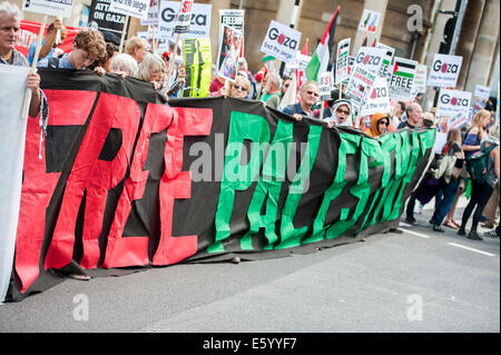 London, UK. 9. august, 2014. Außerhalb der BBC eine riesige Fahne entfaltet ist und als die März-Köpfe vom Peace-Zeichen wechseln sich mit zeigen und Chanten - Schäm dich. Das "Massaker" in Gaza Protest zu stoppen. Eine Demonstration von Palästina Solidarität-Kampagne (PSC) genannt. Sie versammelt in den BBC-Büros in der Regent Street und marschierten über die US-Botschaft zu einer Kundgebung im Hyde Park. Sie forderten "Israels Bombardierung und Tötung, jetzt und für David Cameron zu stoppen, Unterstützung der israelischen Kriegsverbrechen zu stoppen". London, 9. August 2014. Bildnachweis: Guy Bell/Alamy Live-Nachrichten Stockfoto