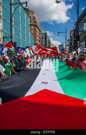 London, UK. 9. august, 2014. Oxford Street hinunter. Das "Massaker" in Gaza Protest zu stoppen. Eine Demonstration von Palästina Solidarität-Kampagne (PSC) genannt. Sie versammelt in den BBC-Büros in der Regent Street und marschierten über die US-Botschaft zu einer Kundgebung im Hyde Park. Sie forderten "Israels Bombardierung und Tötung, jetzt und für David Cameron zu stoppen, Unterstützung der israelischen Kriegsverbrechen zu stoppen". London, 9. August 2014. Bildnachweis: Guy Bell/Alamy Live-Nachrichten Stockfoto