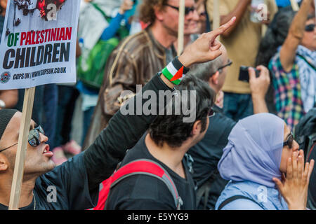 London, UK. 9. august, 2014. Außerhalb der BBC eine riesige Fahne entfaltet ist und als die März-Köpfe vom Peace-Zeichen wechseln sich mit zeigen und Chanten - Schäm dich. Das "Massaker" in Gaza Protest zu stoppen. Eine Demonstration von Palästina Solidarität-Kampagne (PSC) genannt. Sie versammelt in den BBC-Büros in der Regent Street und marschierten über die US-Botschaft zu einer Kundgebung im Hyde Park. Sie forderten "Israels Bombardierung und Tötung, jetzt und für David Cameron zu stoppen, Unterstützung der israelischen Kriegsverbrechen zu stoppen". London, 9. August 2014. Bildnachweis: Guy Bell/Alamy Live-Nachrichten Stockfoto