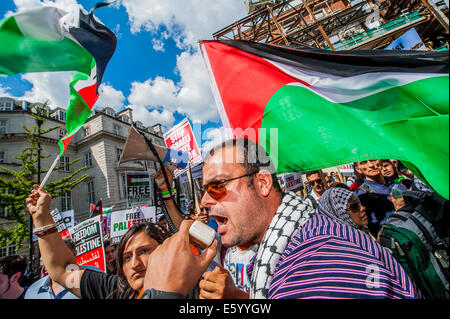 London, UK. 9. august, 2014. Im Laufe des März erhöhen die US-Botschaft von Leidenschaften. Das "Massaker" in Gaza Protest zu stoppen. Eine Demonstration von Palästina Solidarität-Kampagne (PSC) genannt. Sie versammelt in den BBC-Büros in der Regent Street und marschierten über die US-Botschaft zu einer Kundgebung im Hyde Park. Sie forderten "Israels Bombardierung und Tötung, jetzt und für David Cameron zu stoppen, Unterstützung der israelischen Kriegsverbrechen zu stoppen". London, 9. August 2014. Bildnachweis: Guy Bell/Alamy Live-Nachrichten Stockfoto