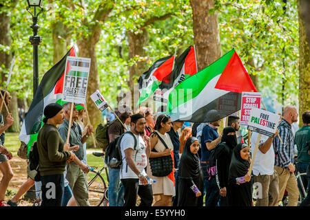 London, UK. 9. august, 2014. Hyde Park betreten. Das "Massaker" in Gaza Protest zu stoppen. Eine Demonstration von Palästina Solidarität-Kampagne (PSC) genannt. Sie versammelt in den BBC-Büros in der Regent Street und marschierten über die US-Botschaft zu einer Kundgebung in Hyde Park (hier). Sie forderten "Israels Bombardierung und Tötung, jetzt und für David Cameron zu stoppen, Unterstützung der israelischen Kriegsverbrechen zu stoppen". London, 9. August 2014. Guy Bell, 07771 786236 guy@gbphotos.com Credit: Guy Bell/Alamy Live News Stockfoto