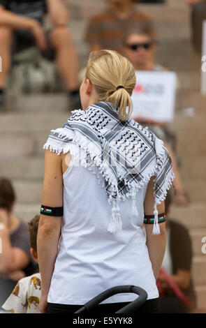 Helsinki, Finnland, 9. August 2014. Demonstranten versammelten kostenlos Gaza Demonstration vor dem Parlamentsgebäude in Helsinki aus wo sie bringen eine Prozession endet vor der Botschaft in Israel. Bildnachweis: Aija Lehtonen/Alamy Live-Nachrichten Stockfoto