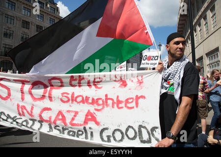 London, UK. Samstag, 9. August 2014. Pro-palästinensische Demonstranten in die Zehntausende marschieren durch die Londoner zur amerikanischen Botschaft aus Protest gegen die militärische Offensive im Gazastreifen durch Israel. Britische Staatsbürger und britische Palästinenser versammelten sich in großer Zahl mit Plakaten und Bannern aufrufen, "Freies Palästina" und "die Belagerung des Gazastreifens beenden". Bildnachweis: Michael Kemp/Alamy Live-Nachrichten Stockfoto