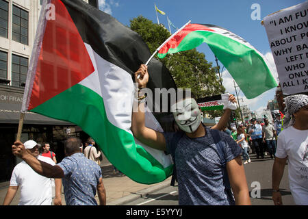 London, UK. Samstag, 9. August 2014. Pro-palästinensische Demonstranten in die Zehntausende marschieren durch die Londoner zur amerikanischen Botschaft aus Protest gegen die militärische Offensive im Gazastreifen durch Israel. Britische Staatsbürger und britische Palästinenser versammelten sich in großer Zahl mit Plakaten und Bannern aufrufen, "Freies Palästina" und "die Belagerung des Gazastreifens beenden". Bildnachweis: Michael Kemp/Alamy Live-Nachrichten Stockfoto