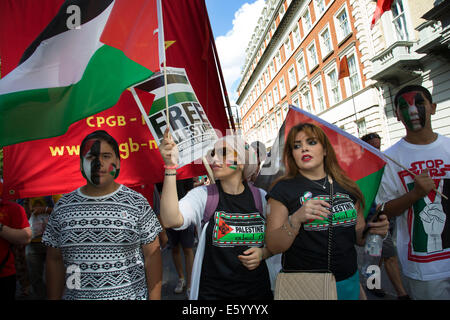 London, UK. Samstag, 9. August 2014. Pro-palästinensische Demonstranten in die Zehntausende marschieren durch die Londoner zur amerikanischen Botschaft aus Protest gegen die militärische Offensive im Gazastreifen durch Israel. Britische Staatsbürger und britische Palästinenser versammelten sich in großer Zahl mit Plakaten und Bannern aufrufen, "Freies Palästina" und "die Belagerung des Gazastreifens beenden". Bildnachweis: Michael Kemp/Alamy Live-Nachrichten Stockfoto