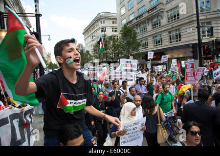 London, UK. Samstag, 9. August 2014. Pro-palästinensische Demonstranten in die Zehntausende marschieren durch die Londoner zur amerikanischen Botschaft aus Protest gegen die militärische Offensive im Gazastreifen durch Israel. Britische Staatsbürger und britische Palästinenser versammelten sich in großer Zahl mit Plakaten und Bannern aufrufen, "Freies Palästina" und "die Belagerung des Gazastreifens beenden". Bildnachweis: Michael Kemp/Alamy Live-Nachrichten Stockfoto