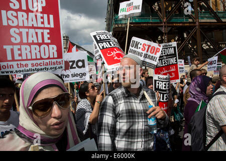 London, UK. Samstag, 9. August 2014. Demonstranten schreien und Gestikulieren in Richtung der amerikanischen Botschaft. Pro-palästinensische Demonstranten in die Zehntausende marschieren durch die Londoner zur amerikanischen Botschaft aus Protest gegen die militärische Offensive im Gazastreifen durch Israel. Britische Staatsbürger und britische Palästinenser versammelten sich in großer Zahl mit Plakaten und Bannern aufrufen, "Freies Palästina" und "die Belagerung des Gazastreifens beenden". Bildnachweis: Michael Kemp/Alamy Live-Nachrichten Stockfoto