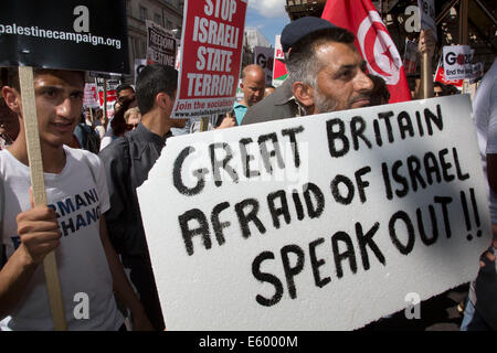 London, UK. Samstag, 9. August 2014. Pro-palästinensische Demonstranten in die Zehntausende marschieren durch die Londoner zur amerikanischen Botschaft aus Protest gegen die militärische Offensive im Gazastreifen durch Israel. Britische Staatsbürger und britische Palästinenser versammelten sich in großer Zahl mit Plakaten und Bannern aufrufen, "Freies Palästina" und "die Belagerung des Gazastreifens beenden". Bildnachweis: Michael Kemp/Alamy Live-Nachrichten Stockfoto