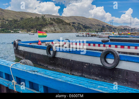 Fluss-Fähren an der Meerenge von Tiquina, Bolivien nehmen Pkw, LKW, Busse und Motorräder, die Überquerung des Flusses. Stockfoto