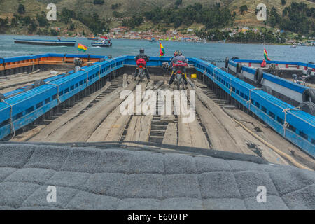 Fluss-Fähren an der Meerenge von Tiquina, Bolivien mit zwei Motorrädern an Bord Überquerung des Flusses. Stockfoto