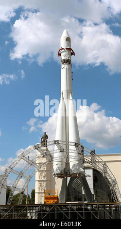 interessante Kopie der Trägerrakete "Wostok" in Moskau Stockfoto