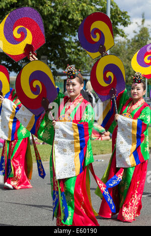 Tänzer aus Südkorea in traditioneller Tracht. Stockfoto
