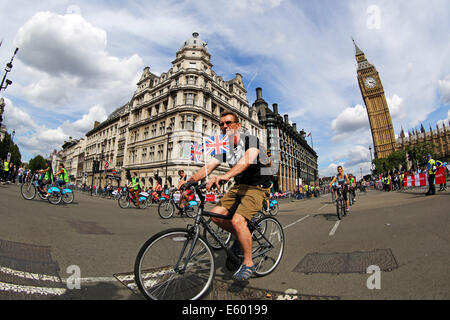 London, UK. 9. August 2014. Einige der 24.000 Radfahrer, die an der Fahrt London 2014 teilgenommen Radfahren auf Fahrrädern durch die Londoner vorbei an Big Ben und die Houses of Parlament Credit: Paul Brown/Alamy Live News Stockfoto