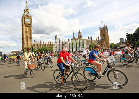 London, UK. 9. August 2014. Einige der 24.000 Radfahrer, die an der Fahrt London 2014 teilgenommen Radfahren auf Fahrrädern durch die Londoner vorbei an Big Ben und die Houses of Parlament Credit: Paul Brown/Alamy Live News Stockfoto