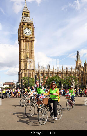 London, UK. 9. August 2014. Einige der 24.000 Radfahrer, die an der Fahrt London 2014 teilgenommen Radfahren auf Fahrrädern durch die Londoner vorbei an Big Ben und die Houses of Parlament Credit: Paul Brown/Alamy Live News Stockfoto