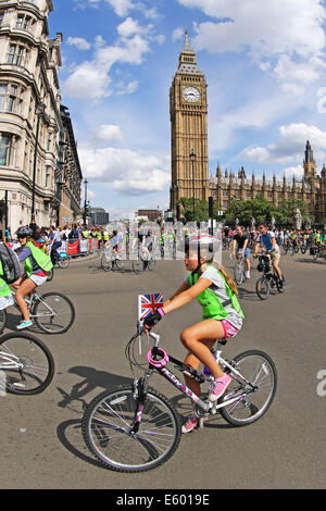 London, UK. 9. August 2014. Einige der 24.000 Radfahrer, die an der Fahrt London 2014 teilgenommen Radfahren auf Fahrrädern durch die Londoner vorbei an Big Ben und die Houses of Parlament Credit: Paul Brown/Alamy Live News Stockfoto