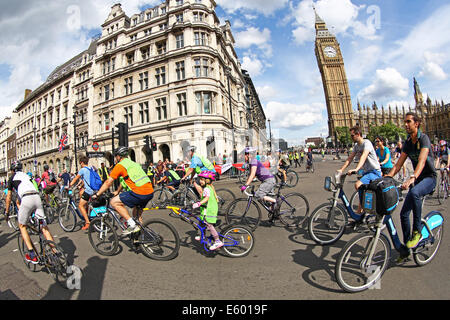 London, UK. 9. August 2014. Einige der 24.000 Radfahrer, die an der Fahrt London 2014 teilgenommen Radfahren auf Fahrrädern durch die Londoner vorbei an Big Ben und die Houses of Parlament Credit: Paul Brown/Alamy Live News Stockfoto