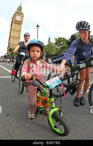 London, UK. 9. August 2014. Einige der 24.000 Radfahrer, die an der Fahrt London 2014 teilgenommen Radfahren auf Fahrrädern durch die Londoner vorbei an Big Ben und die Houses of Parlament Credit: Paul Brown/Alamy Live News Stockfoto