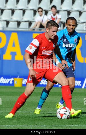 Freiburg, Deutschland. 9. August 2014. Freiburgs Maik Frantz (L) und Stoke City Peter Odemwingie in Aktion während der Fußball-Testspiel zwischen SC Freiburg und Stoke City F.C. in Freiburg, Deutschland, 9. August 2014. Foto: ACHIM KELLER/DPA/Alamy Live-Nachrichten Stockfoto