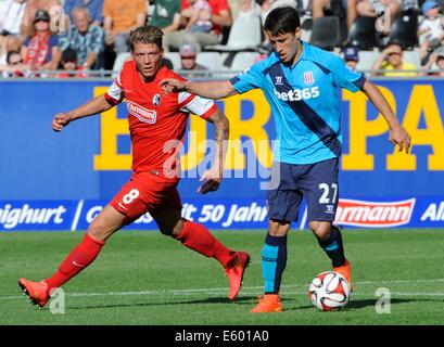 Freiburg, Deutschland. 9. August 2014. Freiburgs Maik Frantz (L) und Stoke City Bojan Krkic in Aktion während der Fußball-Testspiel zwischen SC Freiburg und Stoke City F.C. in Freiburg, Deutschland, 9. August 2014. Foto: ACHIM KELLER/DPA/Alamy Live-Nachrichten Stockfoto