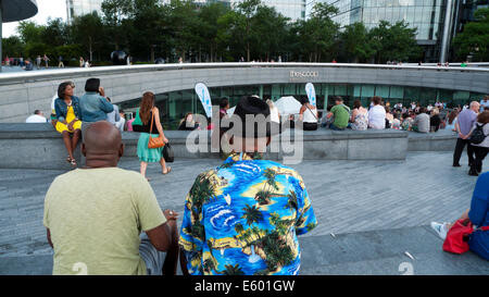 Mann in tropischen Hawaiihemd beobachten einen Konzertabend Musik auf die Schaufel, mehr London UK KATHY DEWITT Stockfoto