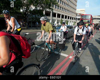 Pendler fahren auf der King William Street mit dem Fahrrad in Richtung London Brücke pendeln in der Stadt nach der Arbeit im Sommer Central London UK KATHY DEWITT Stockfoto