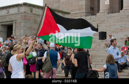 Helsinki, Finnland, 9. August 2014. Demonstranten versammelten kostenlos Gaza Demonstration vor dem Parlamentsgebäude in Helsinki aus wo sie bringen eine Prozession endet vor der Botschaft in Israel. Stockfoto