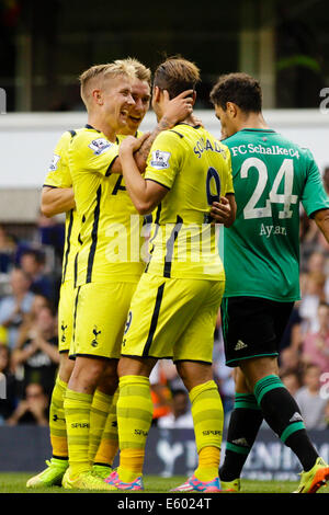 London, UK. 9. August 2014. Vorsaison-freundlich. Tottenham Hotspur gegen FC Schalke 04. Tottenham Hotspur Spieler feiern mit Roberto SOLDADO, nachdem er ihr zweite Ziel Credit scores: Action Plus Sport/Alamy Live News Stockfoto