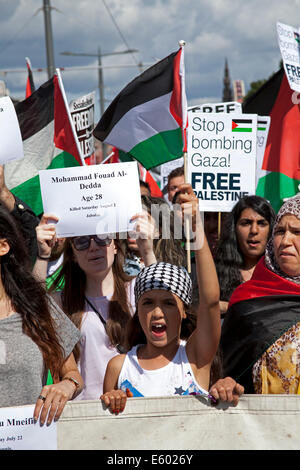 Edinburgh, Schottland. 9. August 2014. Schottische Verfechter der Rechte der Palästinenser nahmen an einer Kundgebung am Hügel und März entlang der Princes Street in Edinburgh als Teil a ein Tag des Protestes durch den Boykott, Desinvestition und Sanktionen (BDS) Bewegung um die Situation im Gazastreifen und in Palästina zu markieren. Sie hatten auch einen sitzen unten in der Princes Street für zwei Minuten Stille an die Toten erinnern. Stockfoto