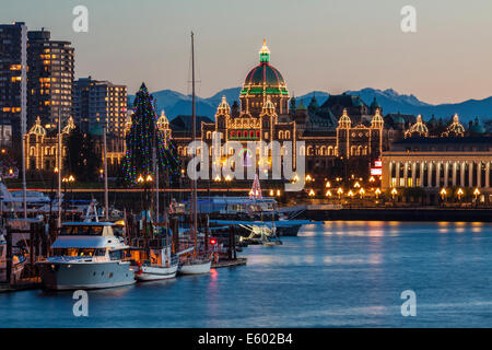 Boote im Innenhafen und Legislative Gebäude dekoriert für Weihnachten-Victoria, British Columbia, Kanada. Stockfoto