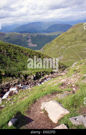 ein Blick vom Ben Nevis, mit Wolken und die Bergkette und stream Stockfoto