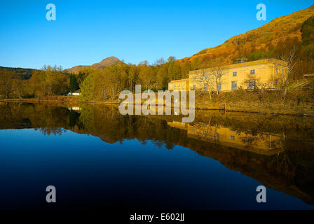 Reflexionen von Sloy Loch Powerstation am Loch Lomond im Frühjahr Stockfoto