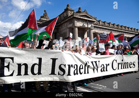 Edinburgh, Schottland. 9. August 2014. Schottische Verfechter der Rechte der Palästinenser nahmen an einer Kundgebung am Hügel und März entlang der Princes Street in Edinburgh als Teil a ein Tag des Protestes durch den Boykott, Desinvestition und Sanktionen (BDS) Bewegung um die Situation im Gazastreifen und in Palästina zu markieren. Sie hatten auch einen sitzen unten in der Princes Street für zwei Minuten Stille an die Toten erinnern. Stockfoto