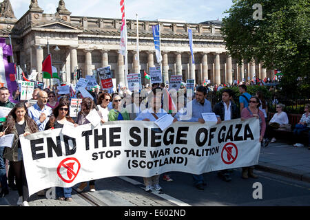 Edinburgh, Schottland. 9. August 2014. Schottische Verfechter der Rechte der Palästinenser nahmen an einer Kundgebung am Hügel und März entlang der Princes Street in Edinburgh als Teil a ein Tag des Protestes durch den Boykott, Desinvestition und Sanktionen (BDS) Bewegung um die Situation im Gazastreifen und in Palästina zu markieren. Sie hatten auch einen sitzen unten in der Princes Street für zwei Minuten Stille an die Toten erinnern. Stockfoto