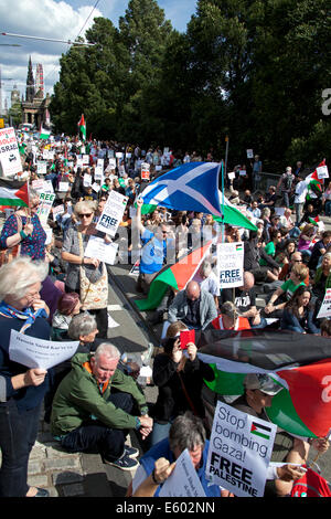 Edinburgh, Schottland. 9. August 2014. Schottische Verfechter der Rechte der Palästinenser nahmen an einer Kundgebung am Hügel und März entlang der Princes Street in Edinburgh als Teil a ein Tag des Protestes durch den Boykott, Desinvestition und Sanktionen (BDS) Bewegung um die Situation im Gazastreifen und in Palästina zu markieren. Sie hatten auch einen sitzen unten in der Princes Street für zwei Minuten Stille an die Toten erinnern. Stockfoto