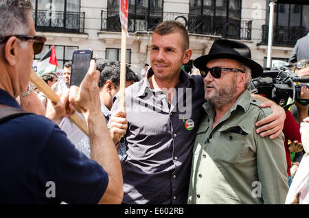 London, UK. 9. August 2014. George Galloway, Respekt Partei MP, posiert für ein Foto vor der Marsch wo rund 150.000 Demonstranten marschierten von BBC Broadcasting House, Portland Place, zum Hyde Park, über die amerikanische Botschaft, Aufruf für die Freiheit von Palästina und ein Ende der israelischen Militäraktion im Gaza-Streifen fortgesetzt. Bildnachweis: Francesca Moore/Alamy Live-Nachrichten Stockfoto