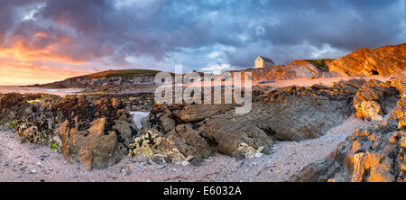 Sonnenuntergang auf der Towan Landzunge am Fistral Beach in Newquay Stockfoto