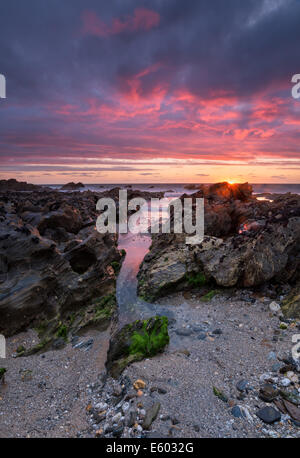 Feurigen Sonnenuntergang am kleinen Fistral Strand von Newquay in Cornwall Stockfoto