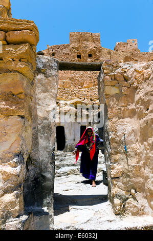 Afrika, Nordafrika, Maghreb, Süd Tunesien, Governorat von Tataouine. Chenini. Alte Berber-Frau in Tracht. Stockfoto