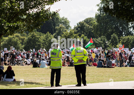 London: Zehntausende Masse März aus Protest gegen Gaza-Angriffe Stockfoto