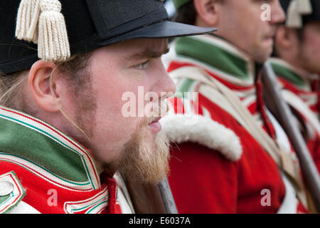 Schottischer Reenactor Fort George, Ardesier, Invernesshire, Großbritannien 9. August 2014. Parade der Reenactors bei der Scottish Homecoming Veranstaltung. Feier der Jahrhunderte in Fort George mit lebenden Geschichtslagern, die wichtige Perioden in Schottlands Vergangenheit skizziert. In historischen Lagern befinden sich Jakobiner und soldaten der britischen Armee durch die Zeiten. Stockfoto