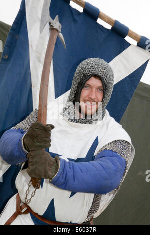 Schottische reenactor Fort George, Ardesier, Invernesshire, UK 9. Aug 2014. Parade der Re-enactors bei den Schottischen Homecoming Event. Feier der Jahrhunderte am Fort George mit lebendiger Geschichte Camps über große Zeiträume in Schottlands Vergangenheit. Historische camps featureJacobites, und Soldaten durch die Jahrhunderte. Stockfoto