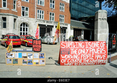 Officical FBU Streikposten vor der Feuerwache in Euston Road, London, England Großbritannien Samstag, 9. August 2014. Stockfoto