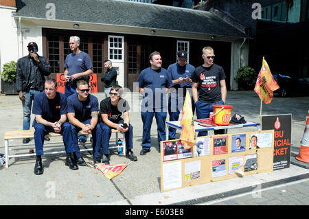 Streikende Feuerwehrleute auf Streikposten vor der Feuerwache Euston Road Central London England Großbritannien Großbritannien Samstag, 9. August 2014 Stockfoto