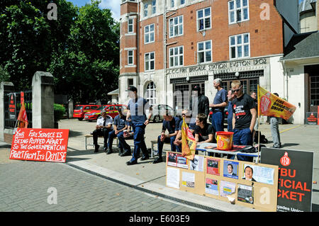 Markante Feuerwehrmann auf Streikposten außerhalb der Feuerwache in Euston Road, Central London, England Großbritannien UK Samstag 9. August Stockfoto