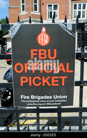 FBU offizielle Streikposten Zeichen außerhalb der Feuerwache in Euston Road, London, England Großbritannien UK Samstag, 9. August 2014. Stockfoto