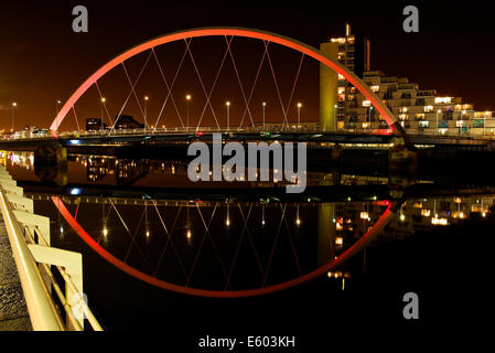 Clyde Arc spiegelt sich in einer noch Fluss Clyde in der Nacht Stockfoto